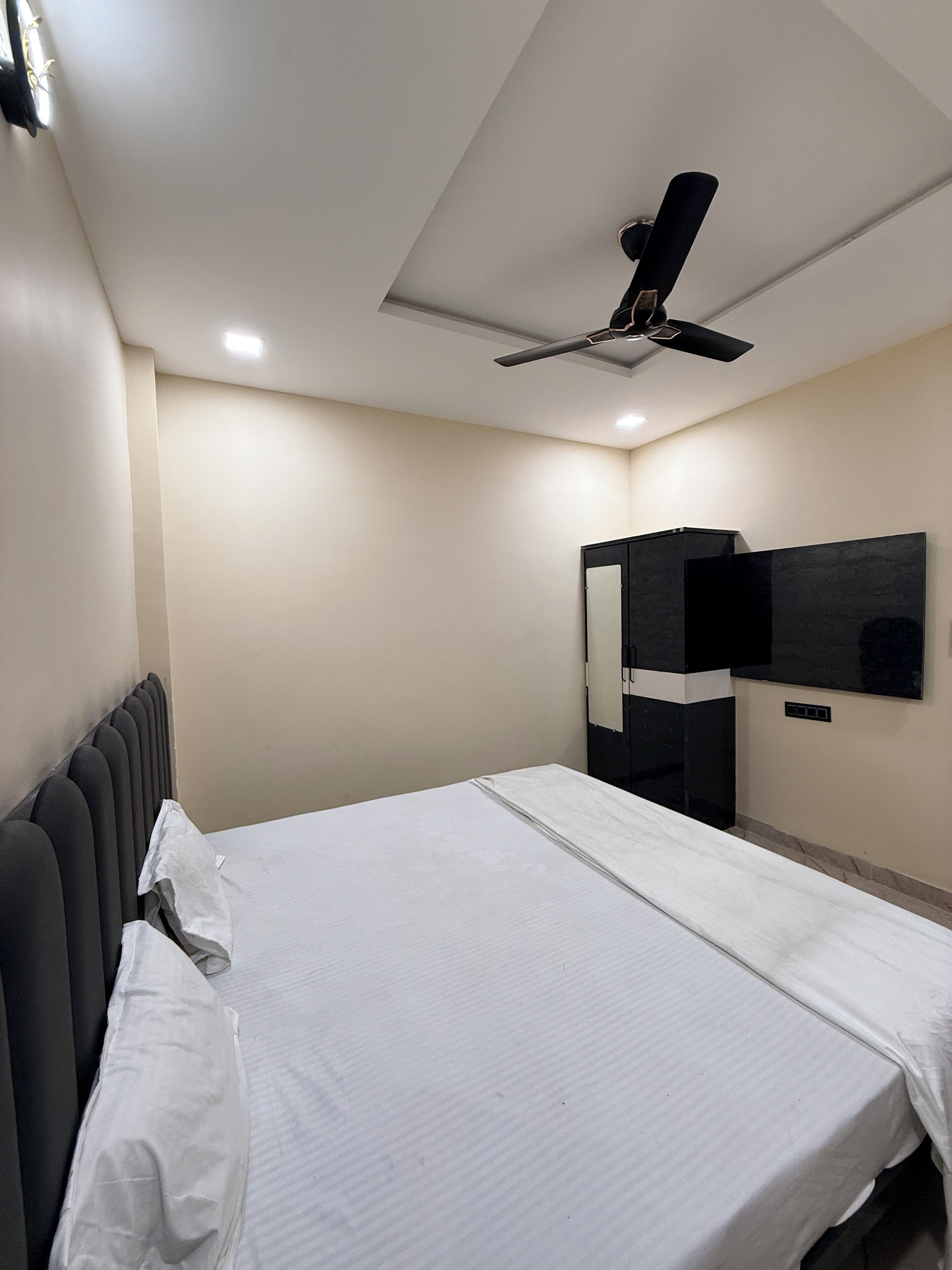 Deluxe Double Room, City View | Desk, laptop workspace, free WiFi