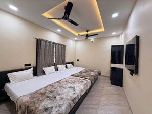 Deluxe Quadruple Room | Desk, laptop workspace, free WiFi - hotel shivlok inn (Ujjain)