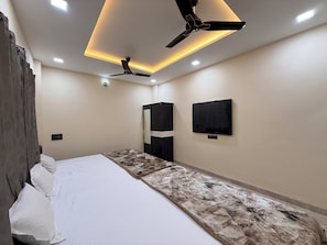 Deluxe Quadruple Room | Desk, laptop workspace, soundproofing, free WiFi - hotel shivlok inn (Ujjain)