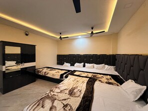 Family Studio | Desk, laptop workspace, soundproofing, free WiFi - hotel shivlok inn (Ujjain)