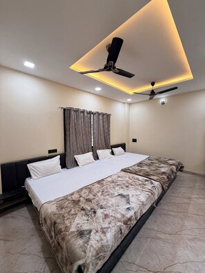 Deluxe Quadruple Room | Desk, laptop workspace, free WiFi - hotel shivlok inn (Ujjain)