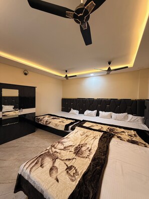Family Studio | Desk, laptop workspace, soundproofing, free WiFi - hotel shivlok inn (Ujjain)