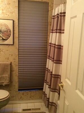 Towels, soap, toilet paper - Lovely furnished private 1-bedroom/bath/den w/ separate entrance. Heated pool. (Pinole)