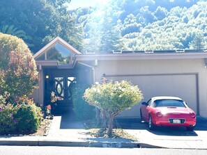 Property grounds - Lovely furnished private 1-bedroom/bath/den w/ separate entrance. Heated pool. (Pinole)