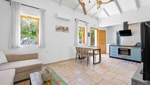 Un salón espacioso con sofá, mesa de comedor y cocina.