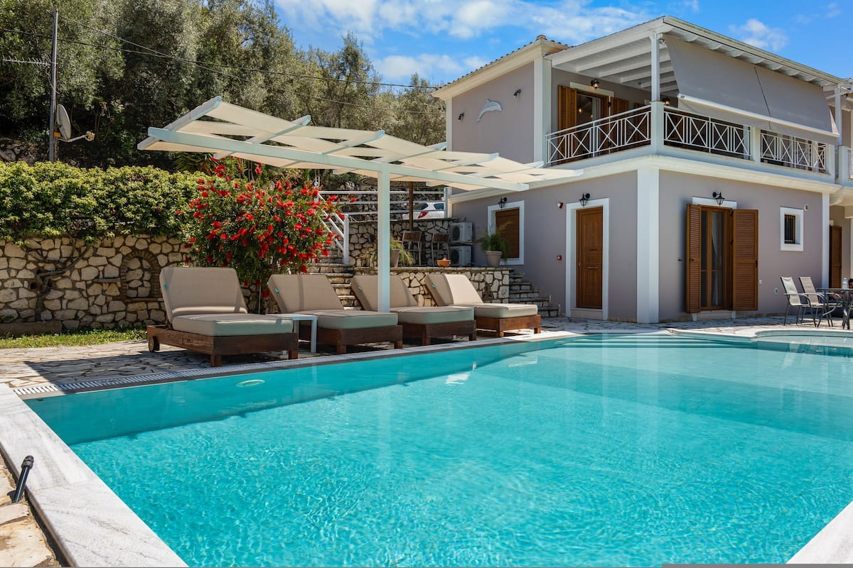 Un espace aménagé au bord de la piscine, avec des chaises longues et une pergola.