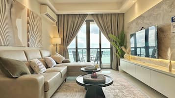 Apartamento conforto, 3 quartos, vista para o mar | Área de estar | TV de tela plana