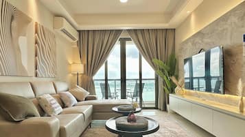 Comfort appartement, 3 slaapkamers, uitzicht op zee | Woonruimte | Flatscreentelevisie