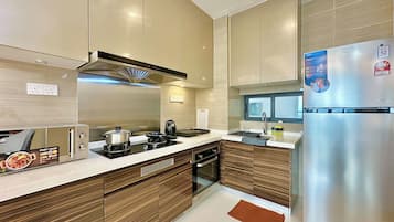 Comfort Apartment, 2 Bedrooms, Balcony | Private kitchen | Electric kettle