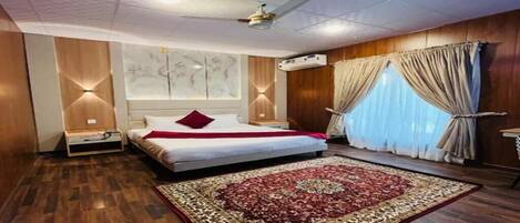 Executive Room | Iron/ironing board, free WiFi