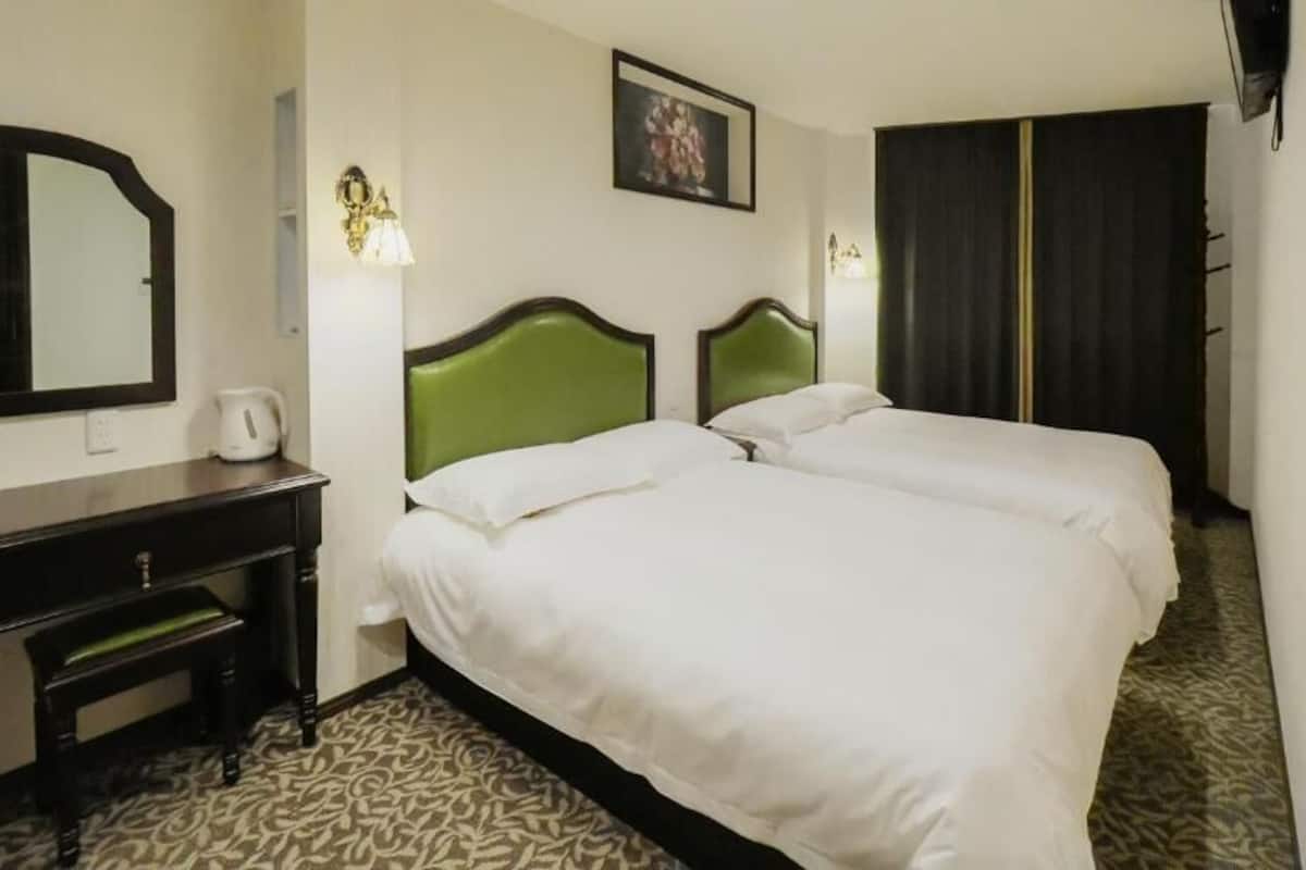 Blackout drapes, soundproofing, free WiFi