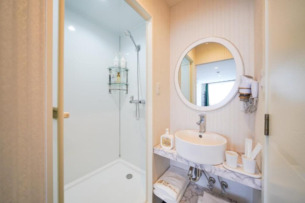 Comfort Twin Room | Bathroom | Slippers