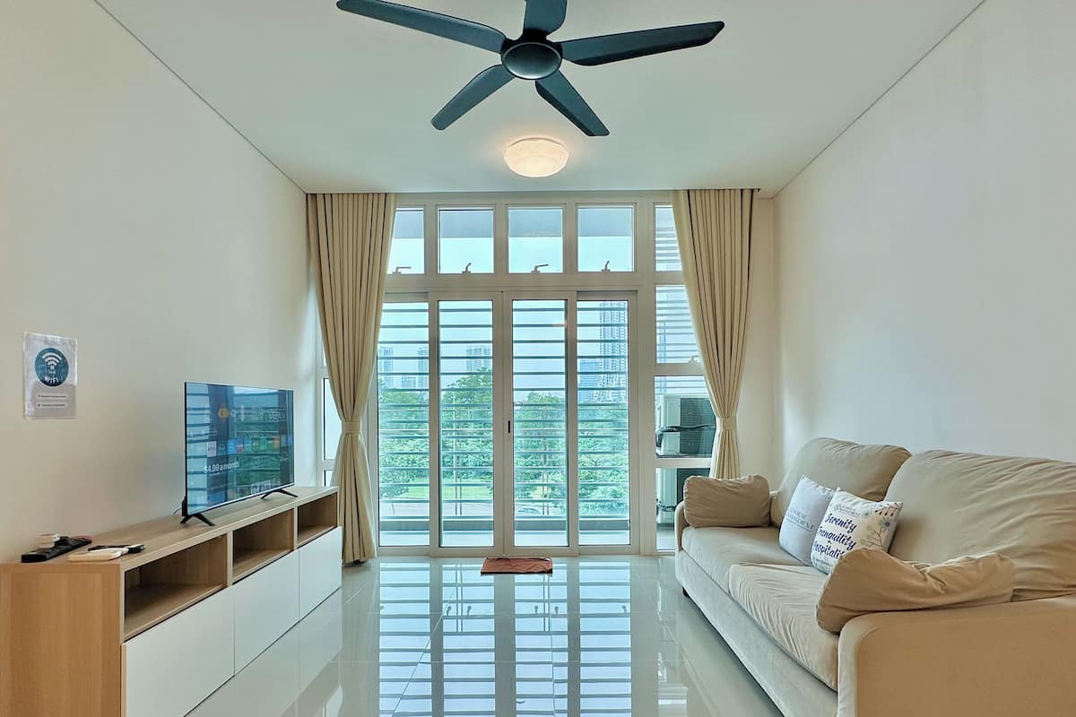 Comfort-Apartment, 3 Schlafzimmer, Balkon, Stadtblick | Wohnbereich