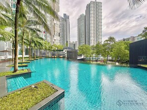 Una piscina al aire libre