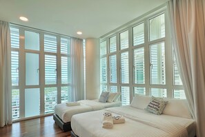 Cortinas blackout, tabla de planchar con plancha y wifi gratis 