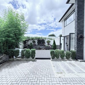 Property grounds - THE GOLDEN RETREAT ! (Auckland)