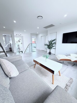 Interior - THE GOLDEN RETREAT ! (Auckland)