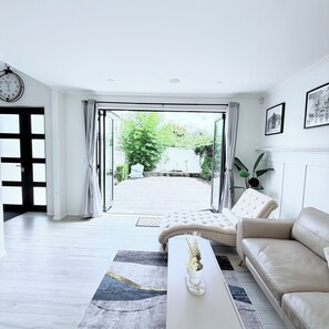 Smart TV - THE GOLDEN RETREAT ! (Auckland)