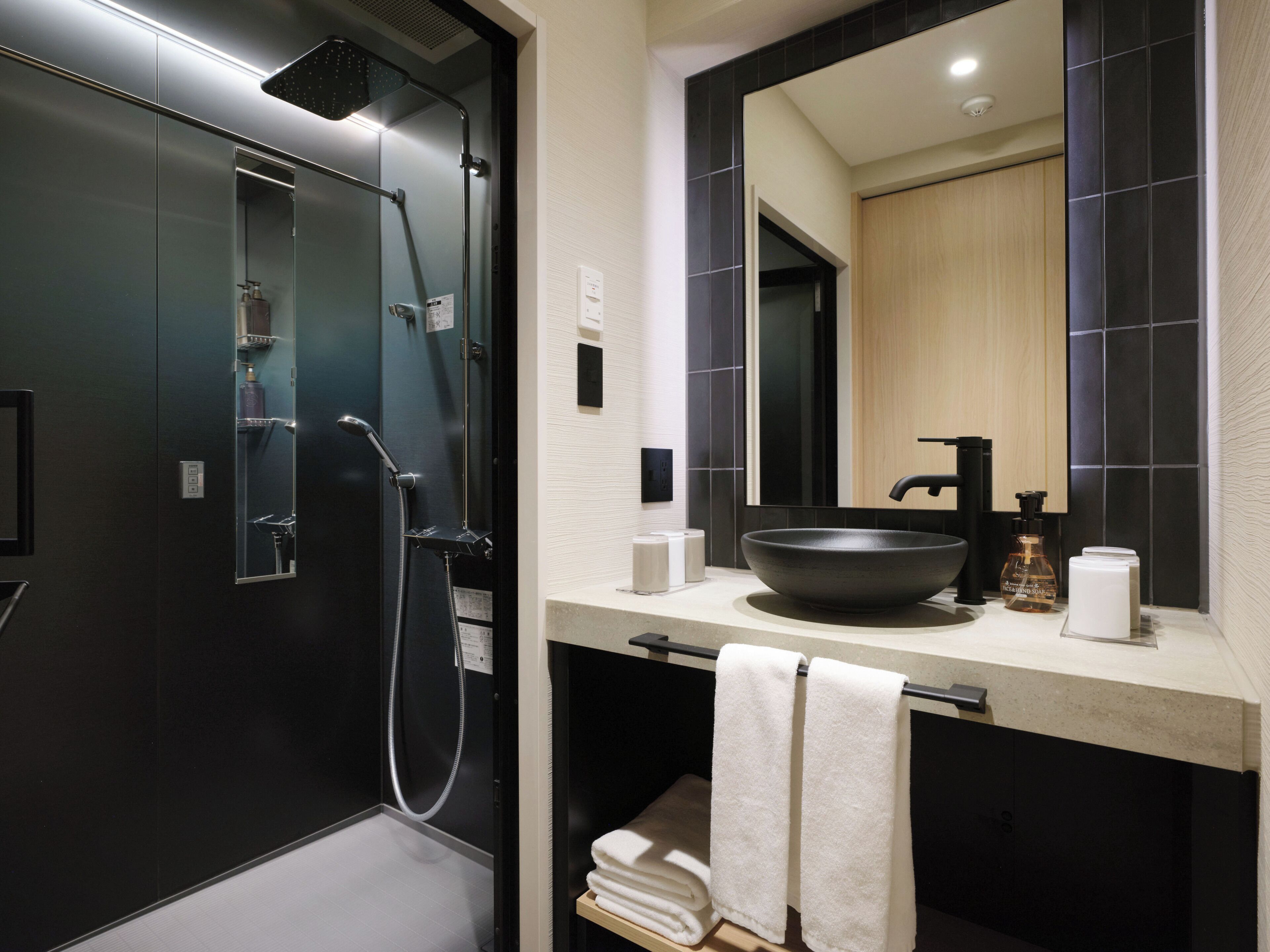 Douche, sèche-cheveux, chaussons, bidet