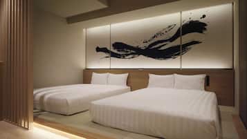 Une chambre d’hôtel avec deux lits, une tête de lit en bois et un grand tableau abstrait accroché au mur.