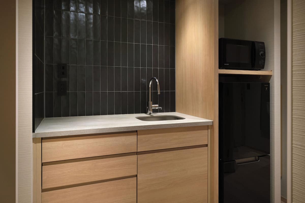 Fridge, microwave, stovetop, cookware/dishes/utensils