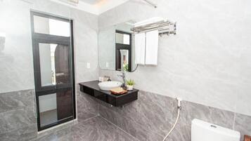 Deluxe Double Room, Balcony | Bathroom