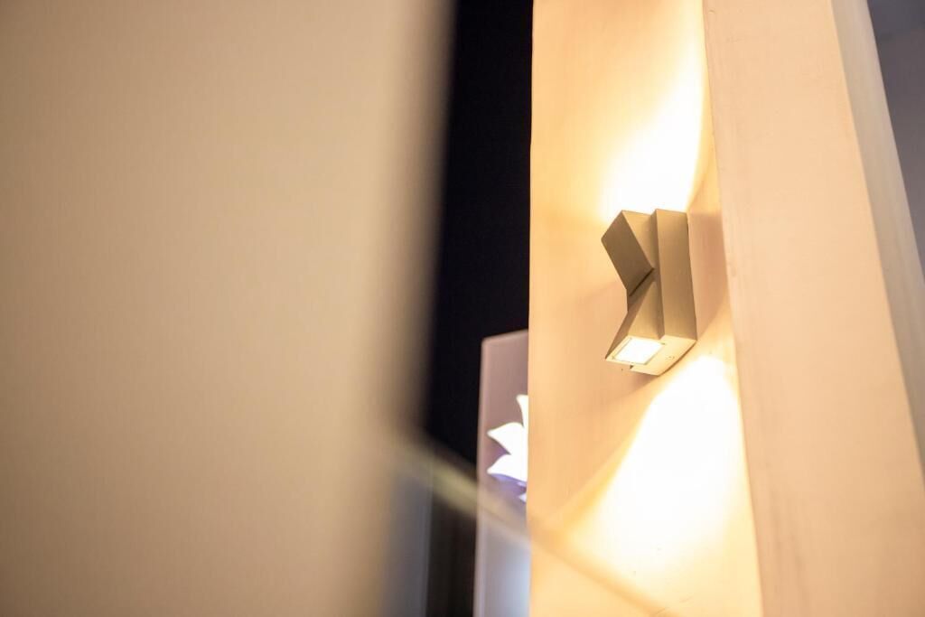 Un luminaire moderne fixé au mur.