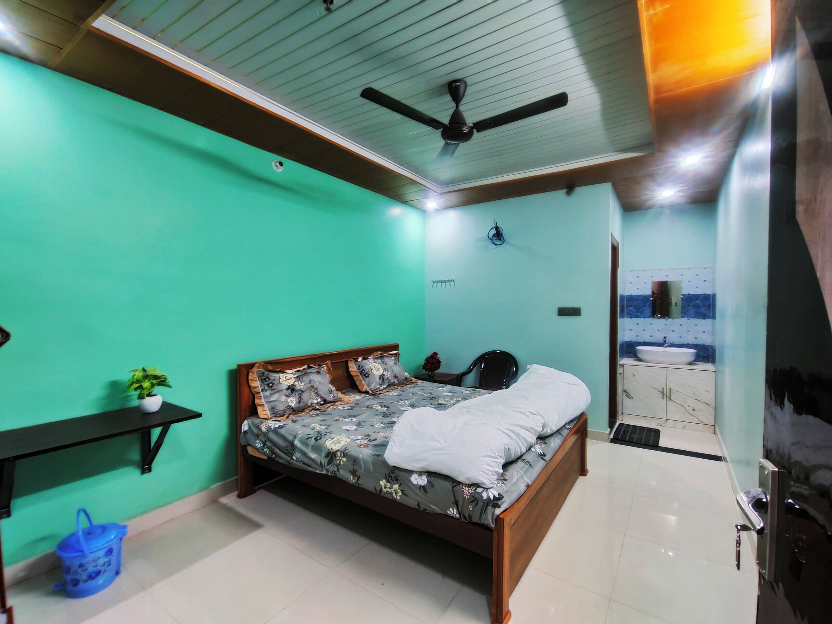 Comfort Double Room, 1 Katil Kelamin (Double), Private Bathroom | Meja, ruang kerja komputer riba, seterika/papan seterika, Wi-fi percuma 