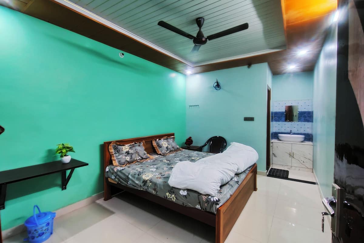 Habitación doble Confort, 1 cama matrimonial, baño privado | Escritorio y espacio para trabajar con laptop