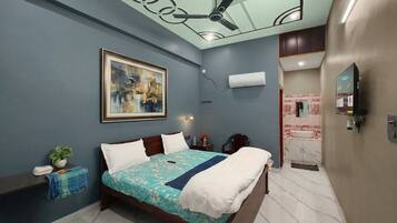 Luxury Double Room, Non Smoking, Air conditioning | Desk, laptop workspace, iron/ironing board, free WiFi