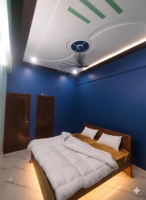 Desk, laptop workspace, iron/ironing board, free WiFi - Prabha Guest House Ayodhya  (Ayodhya)