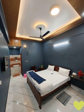 Premium Double Room, 1 Katil Kelamin (Double), Balcony | Meja, ruang kerja komputer riba, seterika/papan seterika, Wi-fi percuma 