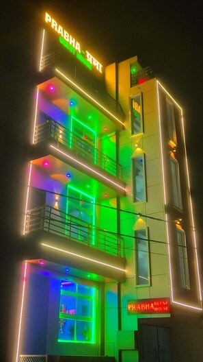 Depan hartanah - siang/malam