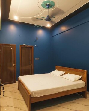 Desk, laptop workspace, iron/ironing board, free WiFi - Prabha Guest House Ayodhya  (Ayodhya)