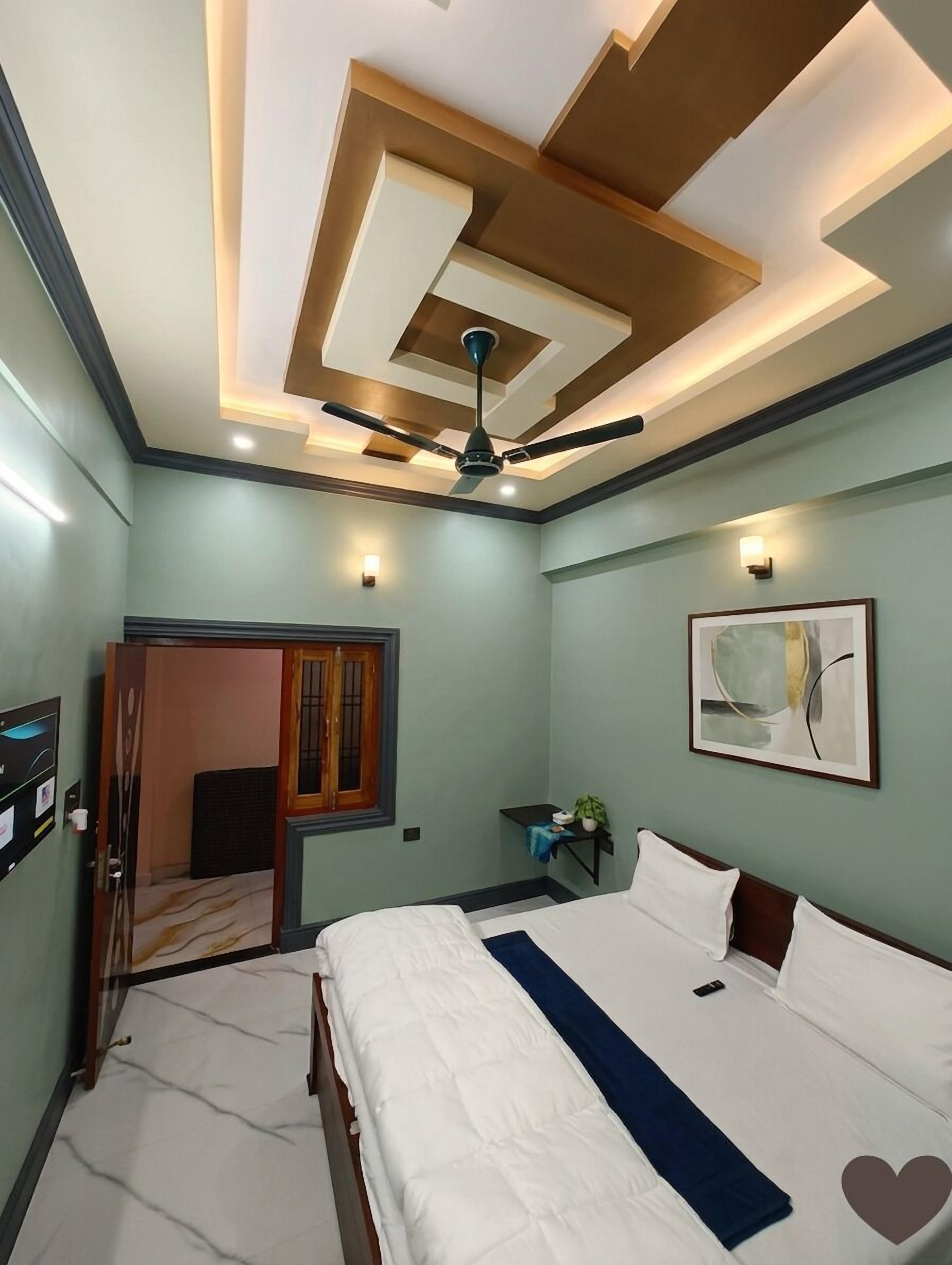 Escritorio y espacio para trabajar con laptop 