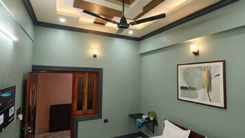 Escritorio y espacio para trabajar con laptop