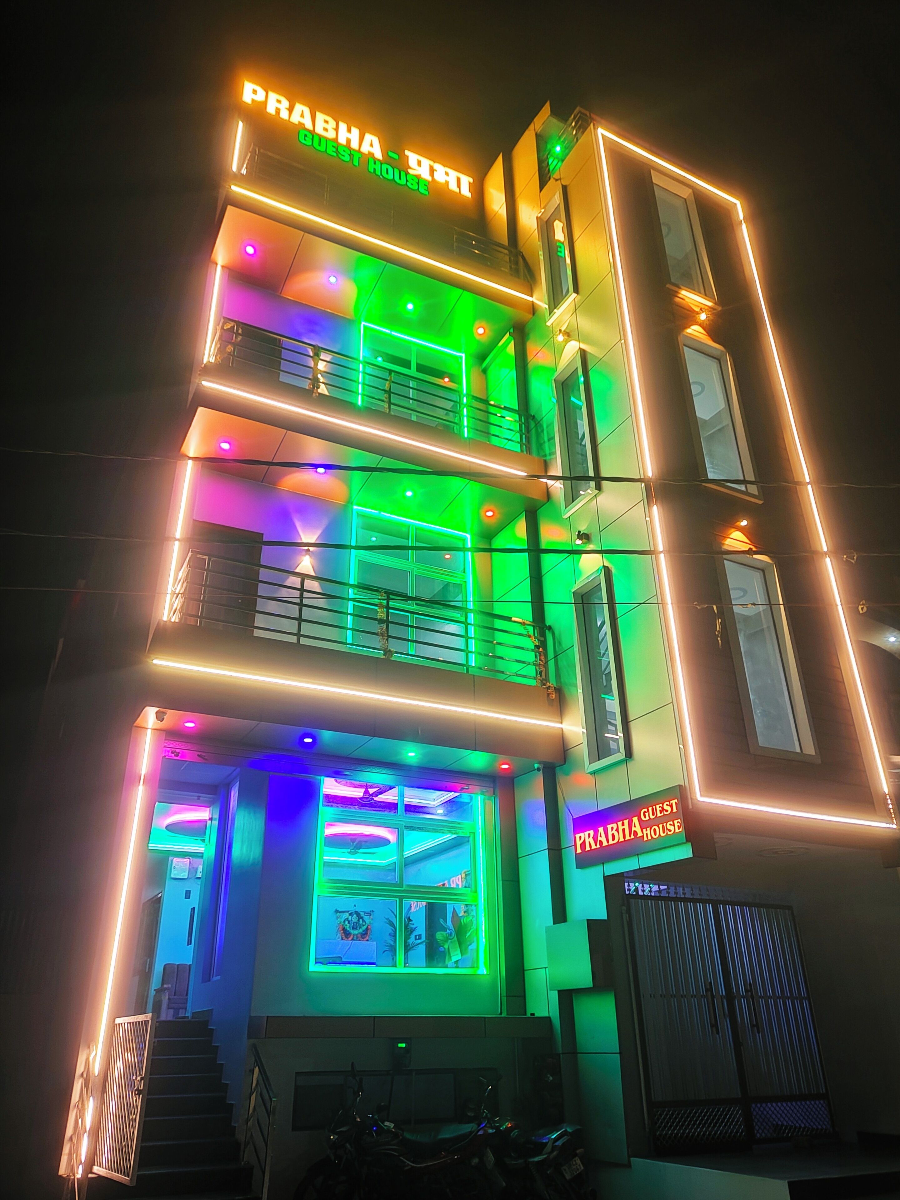 Fachada de la propiedad por la tarde o noche