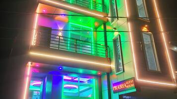 Fachada de la propiedad por la tarde o noche