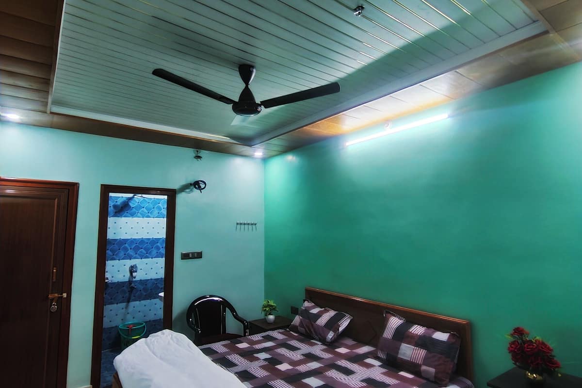 Standard Double Room, Balcony | Desk, laptop workspace, iron/ironing board, free WiFi