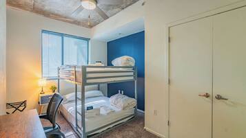 2 slaapkamers, een bureau, een strijkplank/strijkijzer, wifi