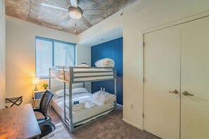 2 slaapkamers, een bureau, een strijkplank/strijkijzer, wifi