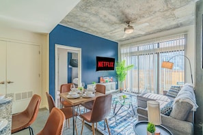 Dining - Modern PHX Downtown Apt w/ Balcony, Pool, Gym, PKG (Phoenix)