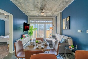 TV, offices - Modern PHX Downtown Apt w/ Balcony, Pool, Gym, PKG (Phoenix)