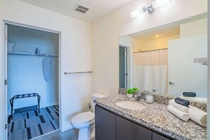 Shower, hair dryer, towels - Urban Oasis in DT Phoenix  w Pool, Gym and Parking (Phoenix)