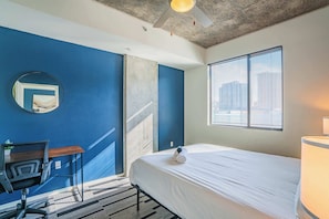 Desk, iron/ironing board, WiFi, bed sheets - Urban Oasis in DT Phoenix  w Pool, Gym and Parking (Phoenix)