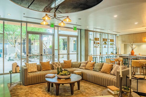 Urban Oasis in DT Phoenix  w Pool, Gym and Parking