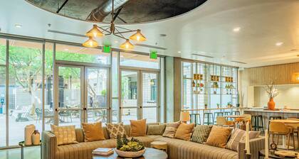 Urban Oasis in DT Phoenix w Pool, Gym and Parking