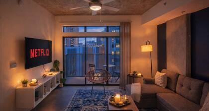 Urban Oasis in DT Phoenix w Pool, Gym and Parking