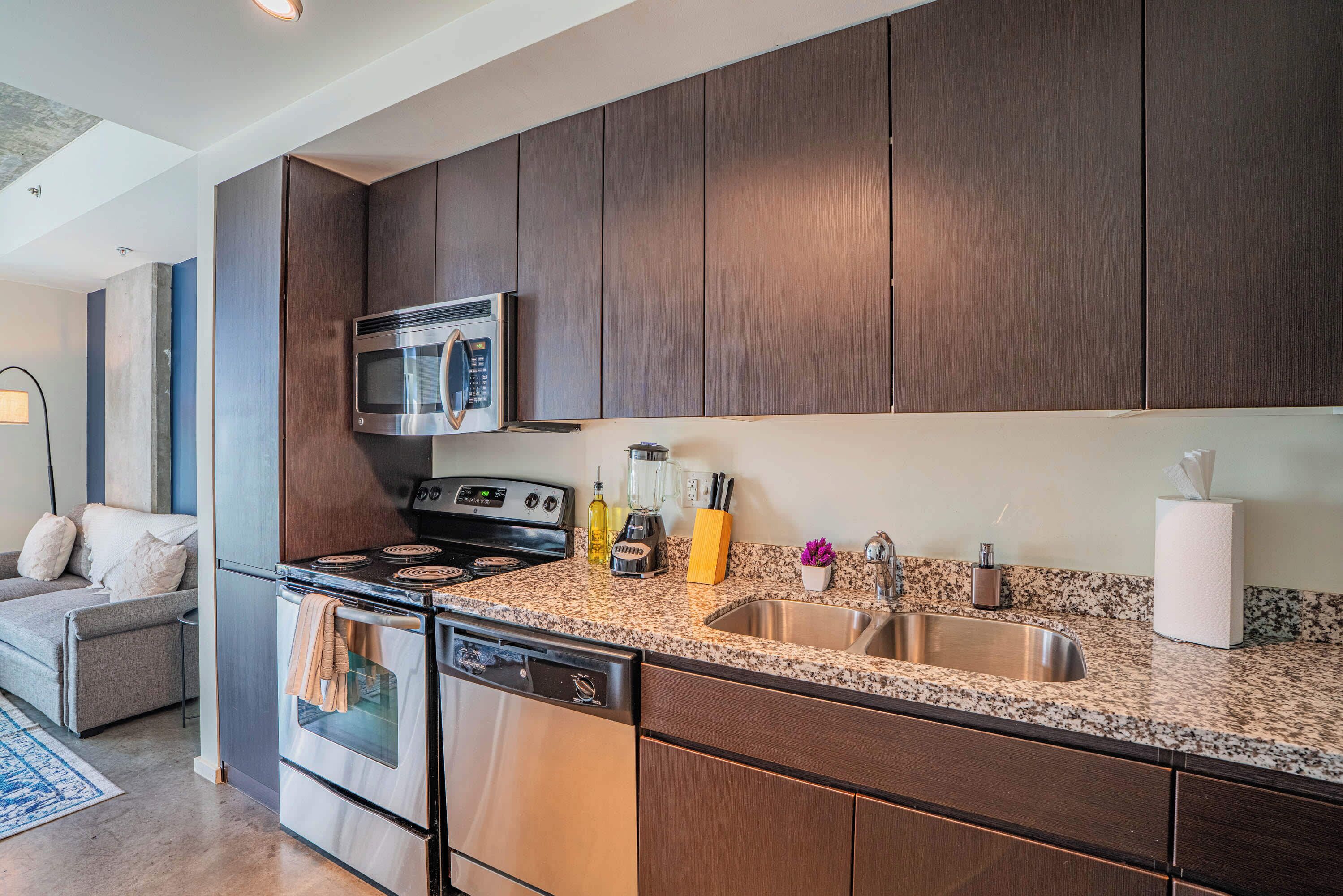 Kjøleskap, mikrobølgeovn, ovn og kokeplater