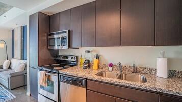 Kjøleskap, mikrobølgeovn, ovn og kokeplater